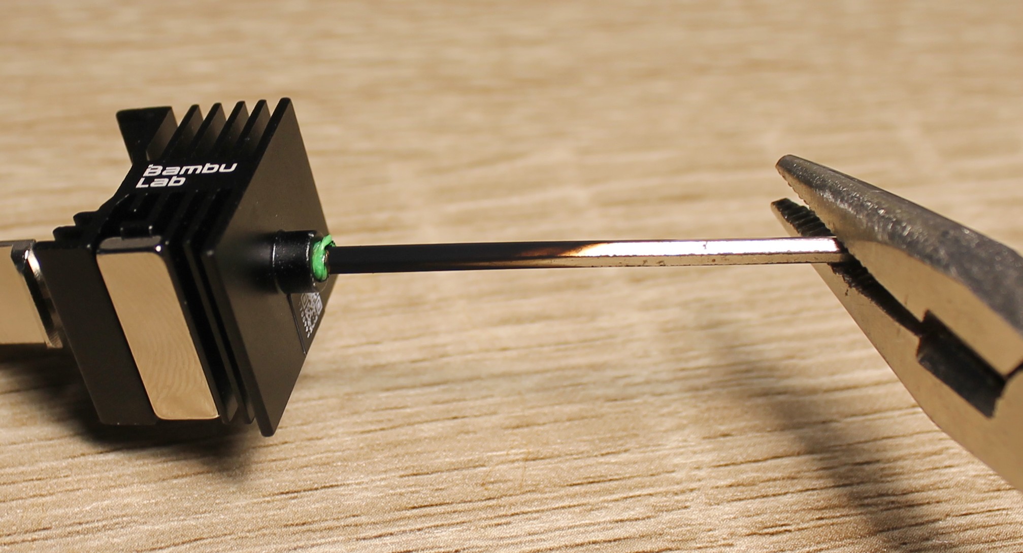 016_insert_the_hex_wrench.jpg
