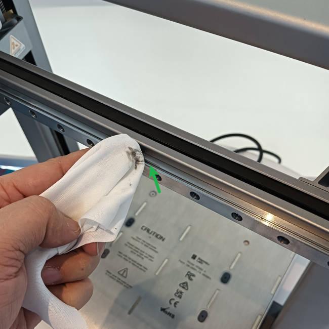 Bambulab_Cleaiing_axis_with_cloth.jpg