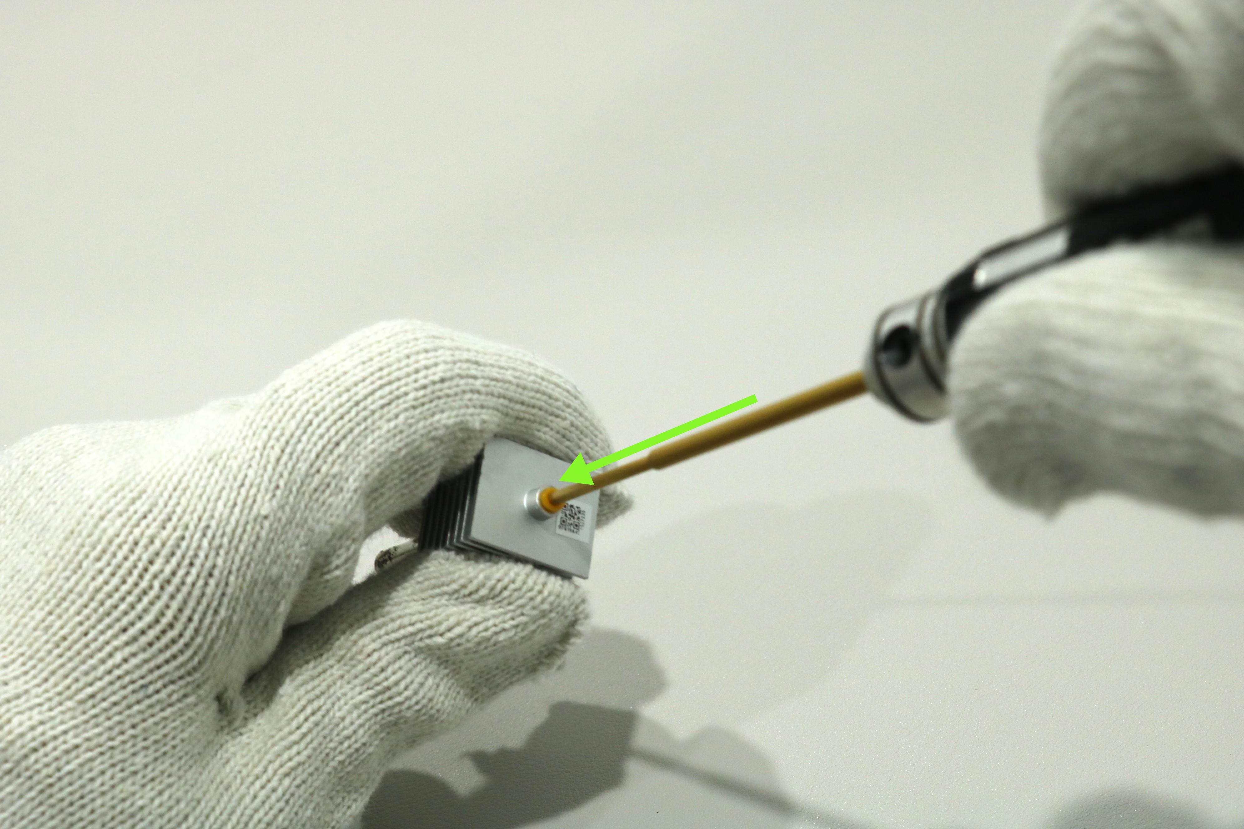 การสอด Allen key ที่ร้อนเข้าไปใน Hotend เพื่อจับกับเศษฟิลาเมนต์