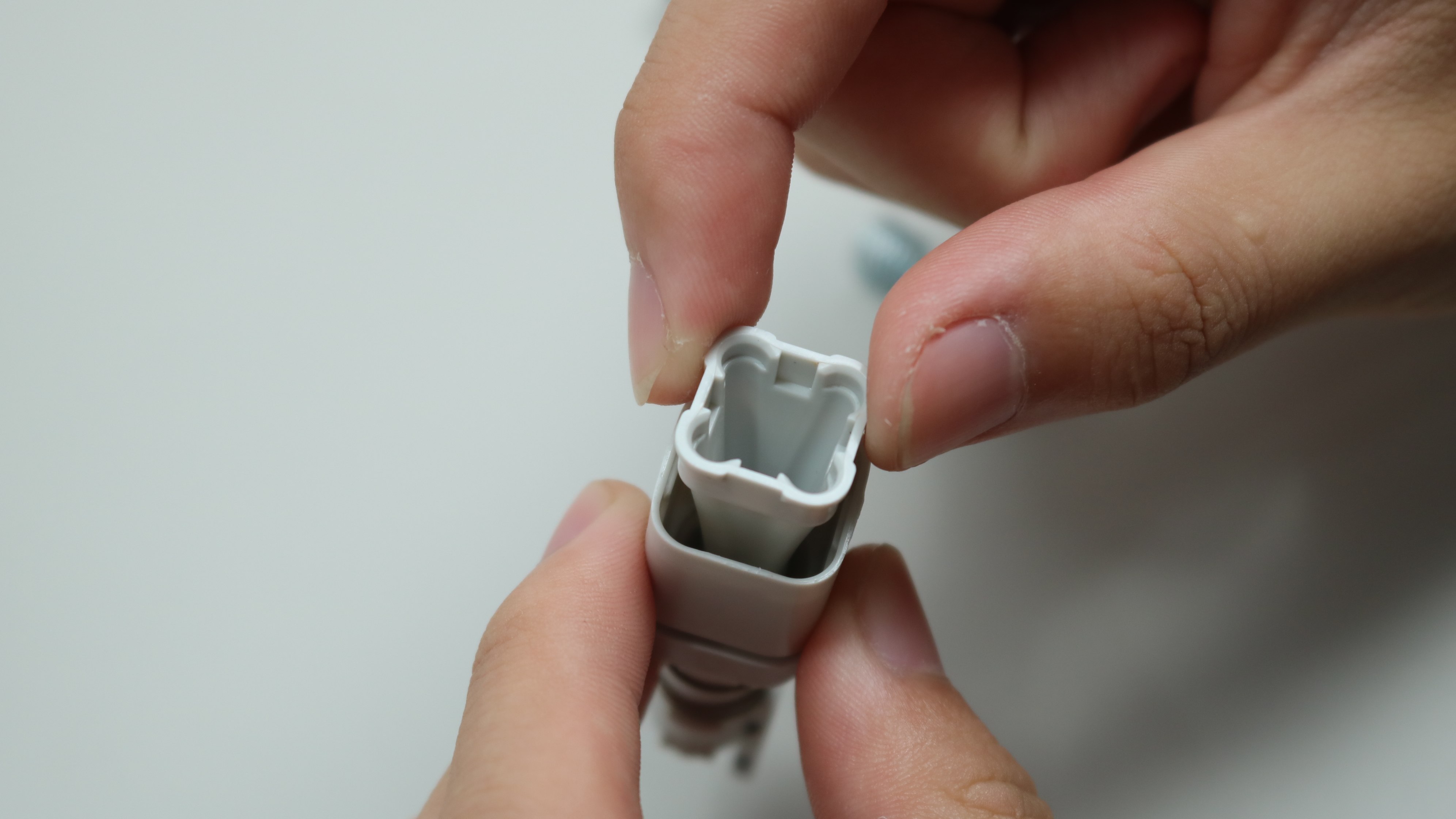 ใส่ชิ้นส่วนภายในกลับเข้า Filament Hub ตามตำแหน่งเดิม