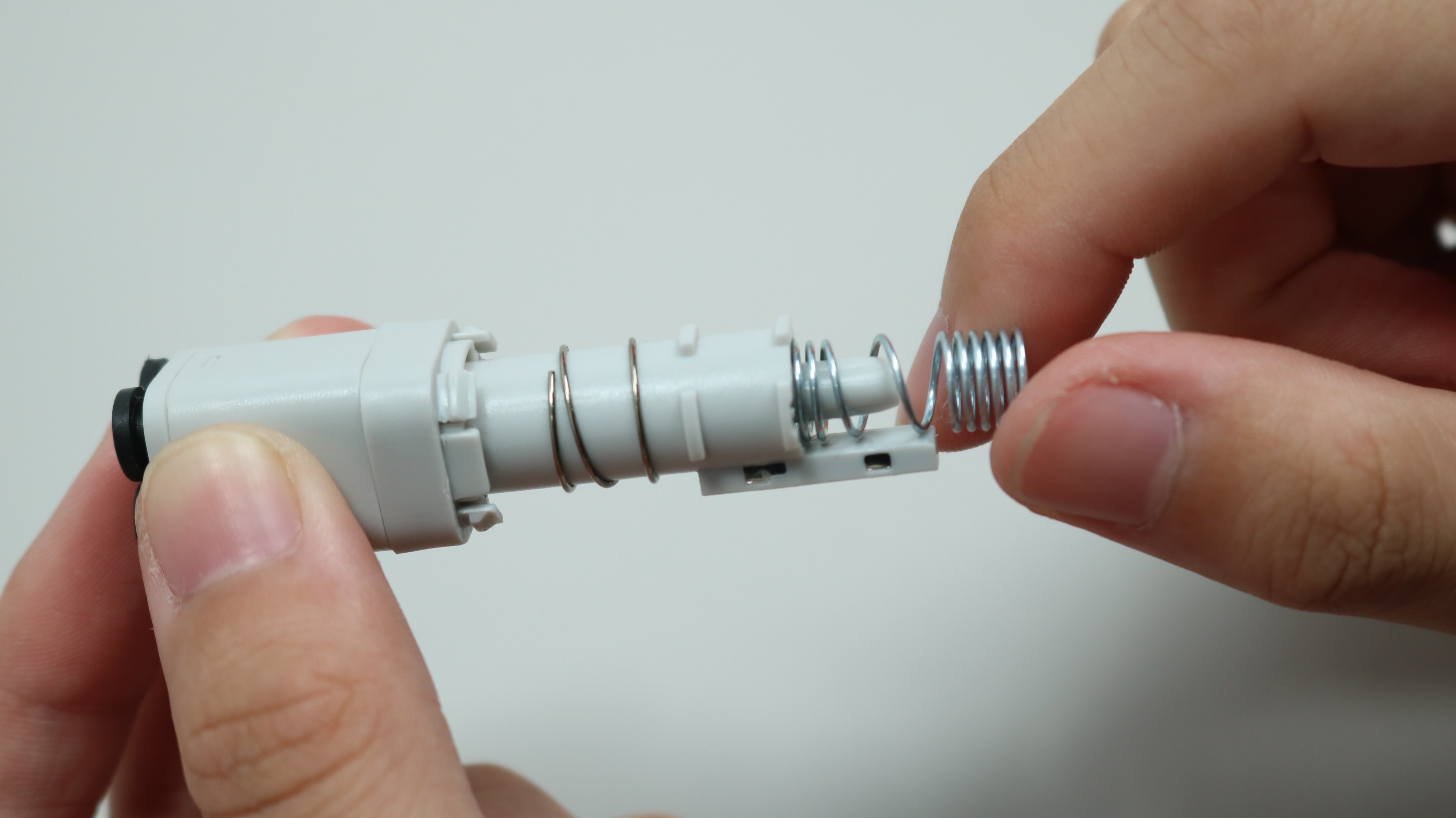 วาง Filament Hub กลับเข้า Base Housing โดยดูทิศทางของแม่เหล็กและเขี้ยวล็อกให้ถูกต้อง