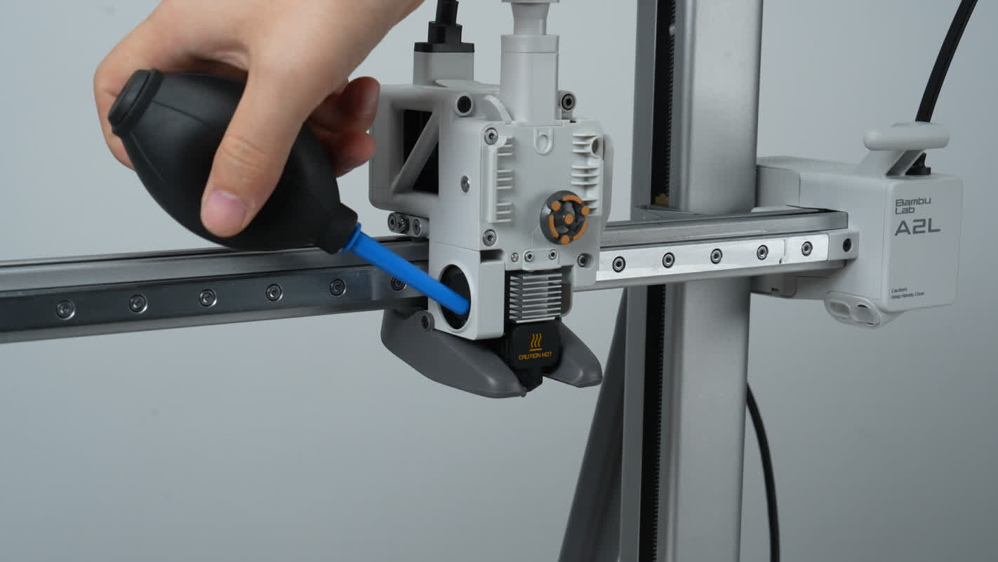 ใช้ Air blower เป่าฝุ่นออกจาก Hotend Cooling Fan
