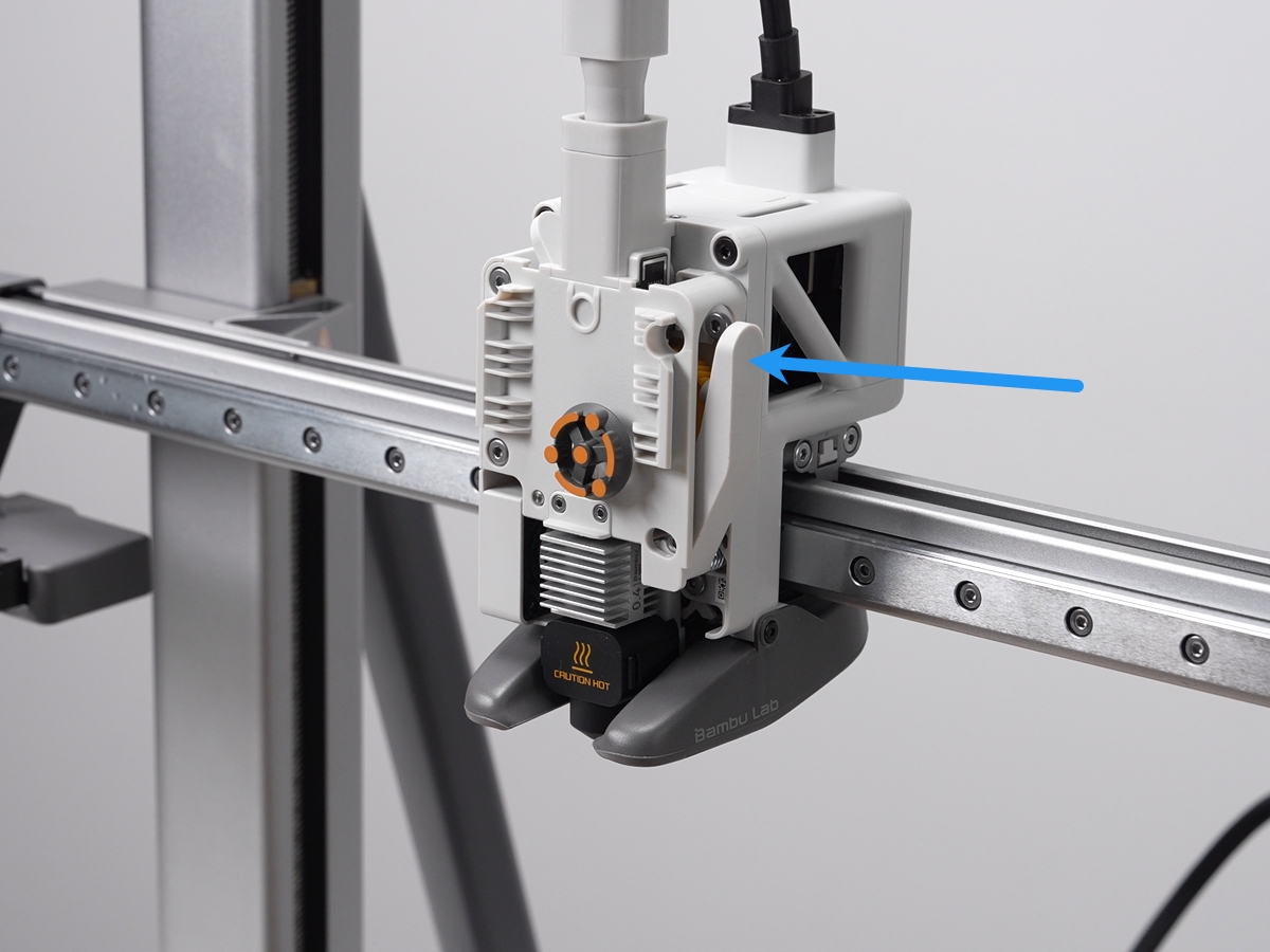 กดคันโยกตัดเส้น Filament ที่ด้านขวาของ Toolhead