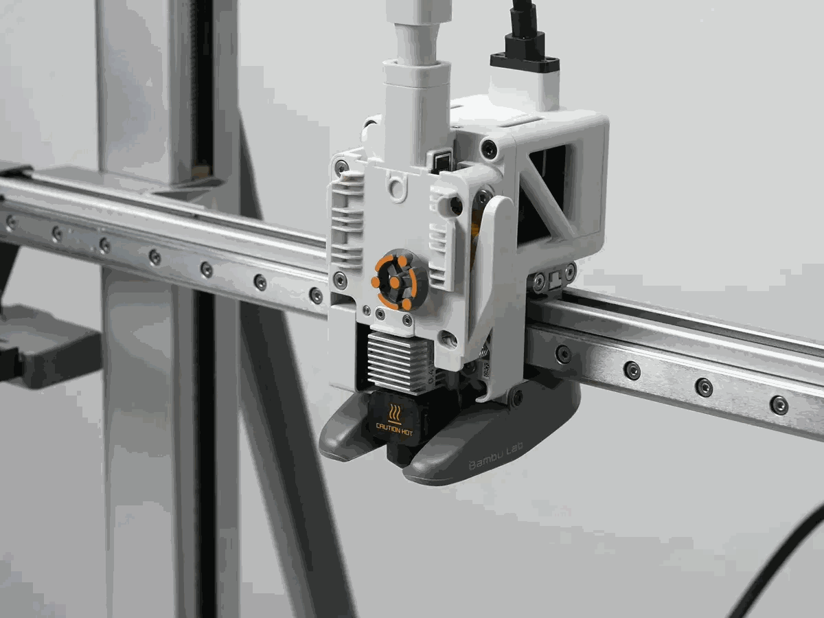 ถอด Silicone sock ออกจาก Hotend โดยดึงลงและเฉียงออกด้านหน้า