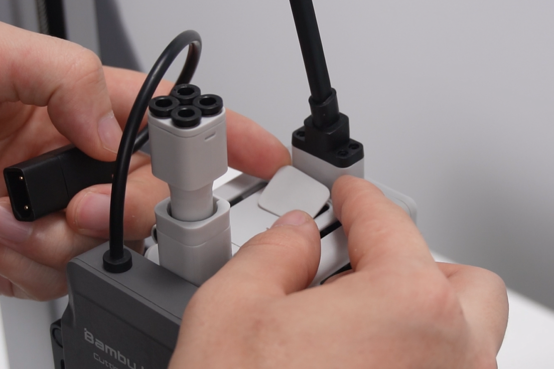 เสียบสายของ Cutting Module เข้ากับพอร์ตบน Toolhead