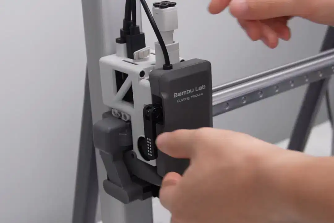 ปลดล็อกและถอด Cutting Module ออกจาก Toolhead