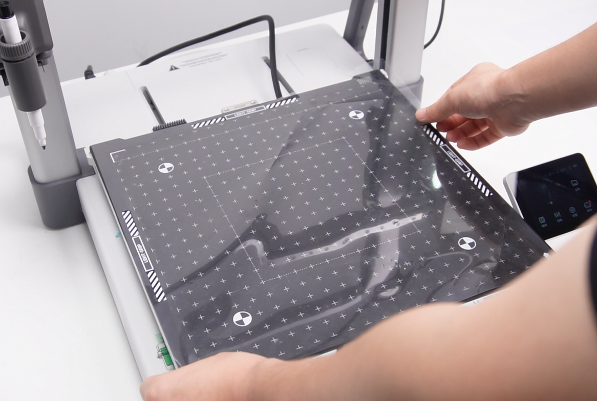 ปิดฟิล์มใสกลับบน Cutting Platform หลังงานวาด