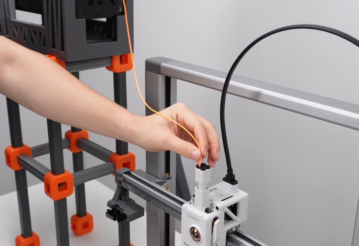 ดัน TPU เข้าทางเข้า extruder หลังหัวฉีดร้อนถึงอุณหภูมิ
