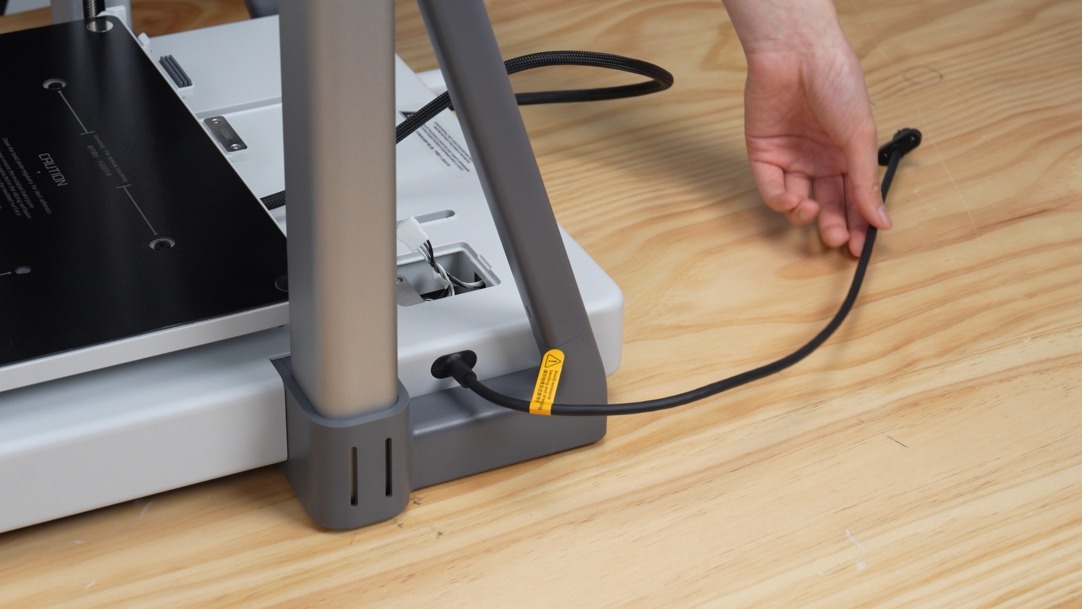 สอด Integrated Cable ผ่านช่องสามเหลี่ยมของ Frame