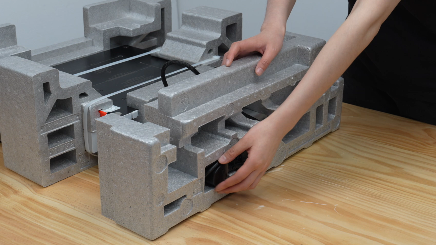 นำสายไฟออกจากโฟมของ Base Housing