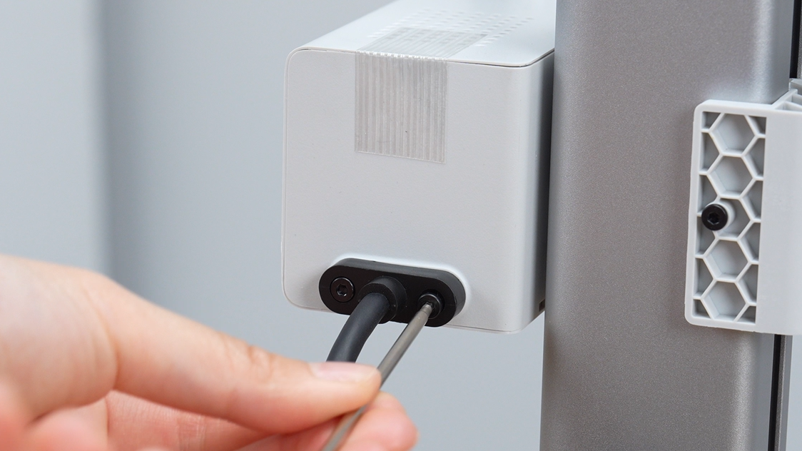 ขันน็อต 2 ตัวเพื่อยึด Integrated Cable