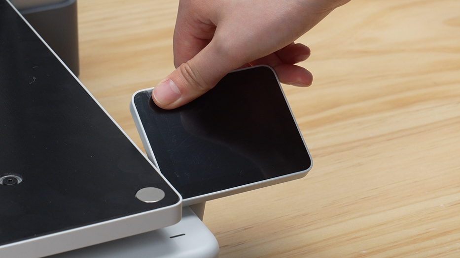 กาง Touchscreen ออกมาในตำแหน่งใช้งาน